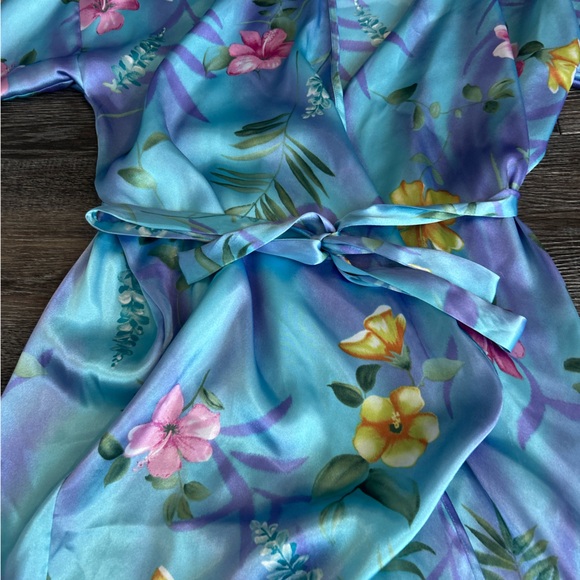 Secret Treasures Blue Floral Wrap Robe with Tie - Picture 2 of 3